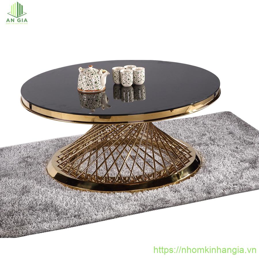 Mẫu 3: Chân bàn từ vật liệu inox thiết kế dạng xoắn khá đặc biệt tạo điểm nhấn nổi bật cho phòng khách