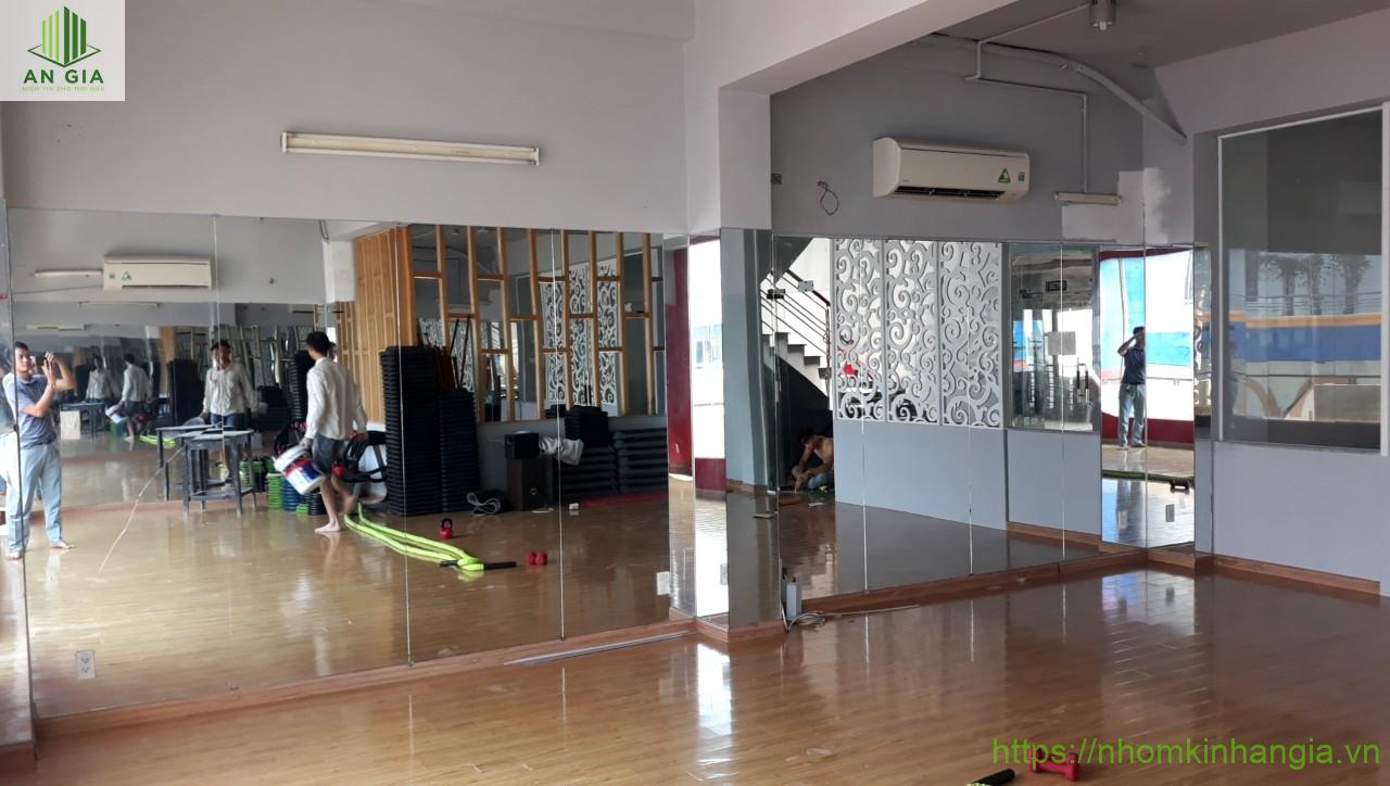 Hoàn thành công trình vách kính cửa lùa, gương phòng tập Gym 491 Trường Chinh