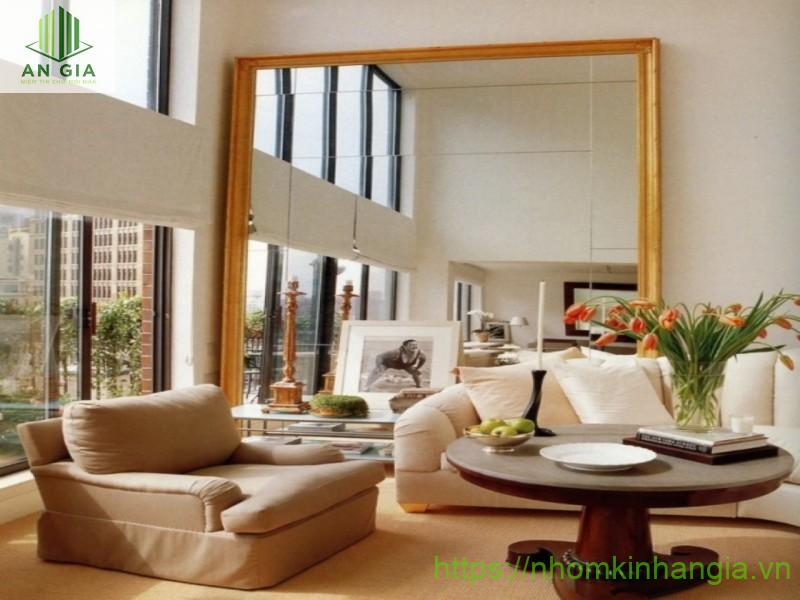 Mẫu 5: Gương có kích thước đúng bằng chiều cao của phòng khách tạo nên một không gian rộng rãi, thông thoáng hơn
