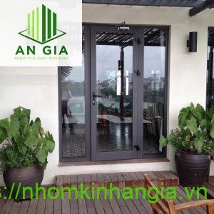 Hoạt động của cửa nhôm mở quay